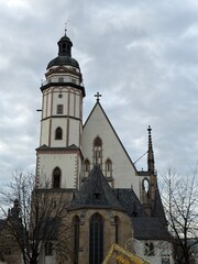 Blick auf die Thomaskirche im Zentrum der Stadt Leipzig	