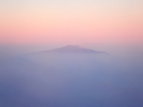 Profilo minimalista del vulcano Etna avvolto dalla nebbia al crepuscolo con cielo sfumato rosa e blu, Sicilia  1727