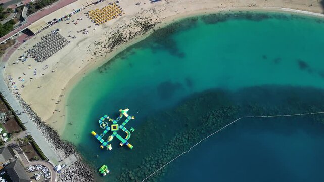 Plaża Amadores - Gran Canaria - Wyspy Kanaryjskie - Hiszpania - jedna z najpiękniejszych plaż z białym piaskiem na wyspie nagrana z drona