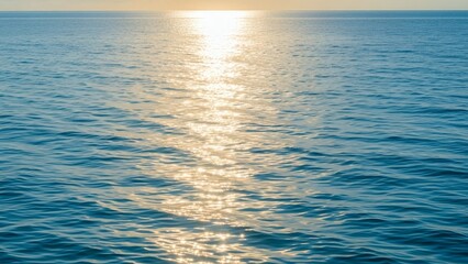 Obraz premium Serene Ocean Waves with Sun Reflection.