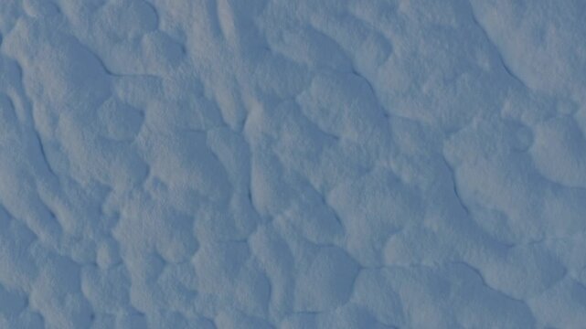Ripresa aerea verticale dall'alto da drone di neve e ghiaccio con texture astratte in inverno. Movimento dal basso verso l'alto con rotazione.