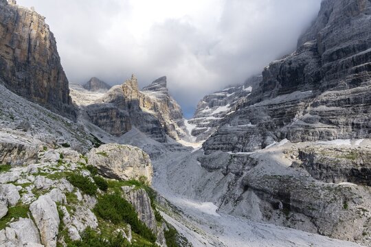 Mountain valley, Castelletto Superiore and Cima Sella peaks, back Scharte Bocca di Tuckett, dramatic atmosphere in the Brenta Mountains, Brenta, Brenta-Adamello Natural Park, Trentino, Italy