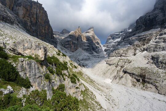 Mountain valley, Castelletto Superiore and Cima Sella peaks, back Scharte Bocca di Tuckett, Brenta Mountains, Brenta, Brenta-Adamello Natural Park, Trentino, Italy