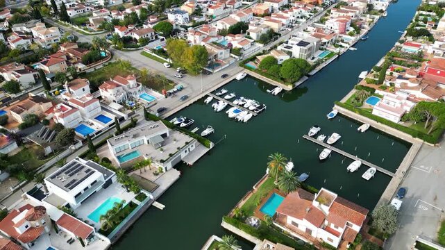 Kleiner Anlegehafen in Empuriabrava, Spanien.