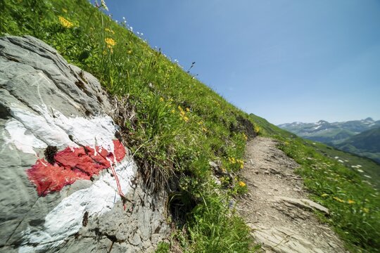 Trail marker on the Laufbacher-Eckweg, a demanding high-altitude hiking trail from H&ouml;fatsblick mountain station to Oytal, Allg&auml;u Alps, Allg&auml;u, Bavaria, Germany