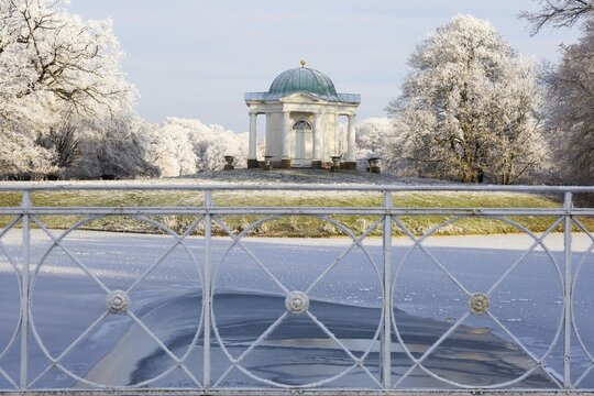Temple on the Swan Island in the Karlsaue, winter atmosphere, Kassel, Hesse, Germany