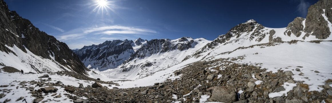 View of mountains and glaciers with peak &Ouml;stliche Seespitze and Innere Sommerwand, Berglastal, Stubai Alps, Tyrol, Austria