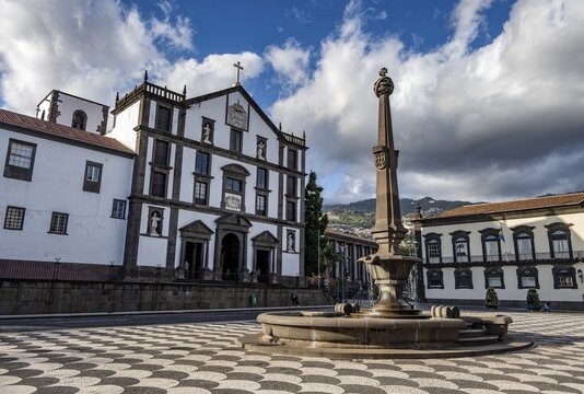 Church Igreja de S&atilde;o Jo&atilde;o Evangelista do Col&eacute;gio do Funchal, Fountain at Largo do Munic&iacute;pio square with mosaic floor, Old Town, Funchal, Madeira, Portugal