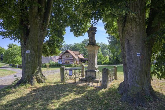 Sculpture of the Holy Trinity and old wooden house, Vesec u Sobotky, Kr&aacute;lov&eacute;hradeck&yacute; kraj, Czech Republic