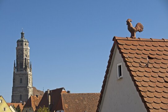 Roof gable with weathercock, behind it the Protestant parish church St. Georg with the 89, 5 m high tower, the Daniel, N&ouml;rdlingen, Donau-Ries, Bayrisch Swabia, Bavaria, Germany