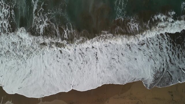 Las Palmas - Gran Canaria - Wyspy Kanaryjskie - Hiszpania - piękna plaża, miasto i ocean nagrane dronem.