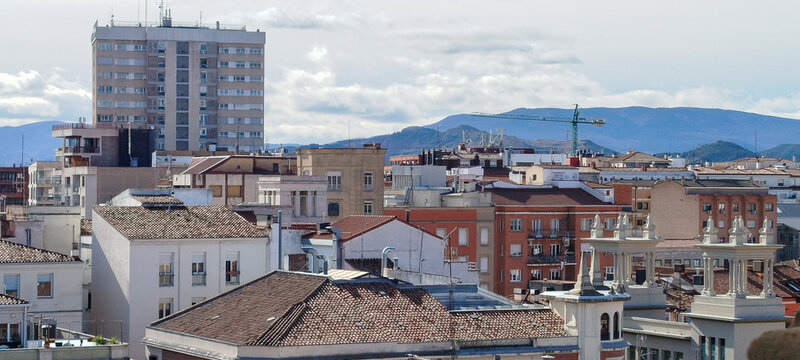 Vista a&eacute;rea de un paisaje urbano con tejados tradicionales y edificios modernos bajo un cielo nublado en Logro&ntilde;o, Espa&ntilde;a