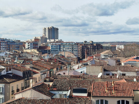 Vista a&eacute;rea de un paisaje urbano con tejados tradicionales y edificios modernos bajo un cielo nublado en Logro&ntilde;o, Espa&ntilde;a