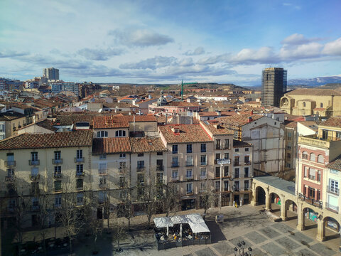 Vista elevada de una plaza mayor con soportales y terrazas en Logro&ntilde;o, Espa&ntilde;a