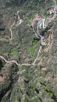 Gran Canaria &ndash; Wyspy Kanaryjskie &ndash; Hiszpania &ndash; Niesamowite widoki g&oacute;rskie uchwycone dronem. Szczyty g&oacute;rskie, chmury, las, skały i g&oacute;rskie drogi.
