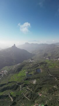 Gran Canaria &ndash; Wyspy Kanaryjskie &ndash; Hiszpania &ndash; Niesamowite widoki g&oacute;rskie uchwycone dronem. Szczyty g&oacute;rskie, chmury, las, skały i g&oacute;rskie drogi.