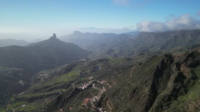 Gran Canaria &ndash; Wyspy Kanaryjskie &ndash; Hiszpania &ndash; Niesamowite widoki g&oacute;rskie uchwycone dronem. Szczyty g&oacute;rskie, chmury, las, skały i g&oacute;rskie drogi.