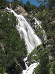 Obraz premium A huge waterfall appears hidden in a part of the mountain.