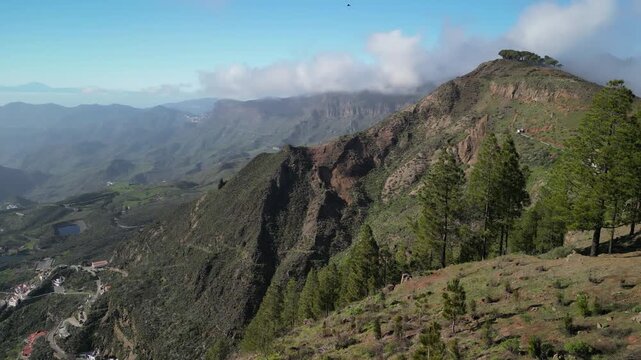 Gran Canaria &ndash; Wyspy Kanaryjskie &ndash; Hiszpania &ndash; Niesamowite widoki g&oacute;rskie uchwycone dronem. Szczyty g&oacute;rskie, chmury, las, skały i g&oacute;rskie drogi.