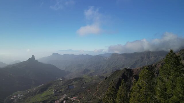Gran Canaria &ndash; Wyspy Kanaryjskie &ndash; Hiszpania &ndash; Niesamowite widoki g&oacute;rskie uchwycone dronem. Szczyty g&oacute;rskie, chmury, las, skały i g&oacute;rskie drogi.