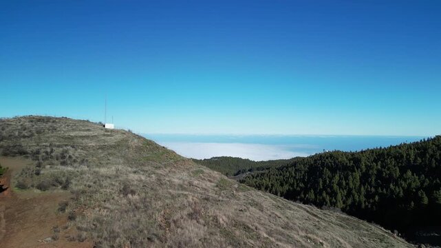 Gran Canaria &ndash; Wyspy Kanaryjskie &ndash; Hiszpania &ndash; Niesamowite widoki g&oacute;rskie uchwycone dronem. Szczyty g&oacute;rskie, chmury, las, skały i g&oacute;rskie drogi.