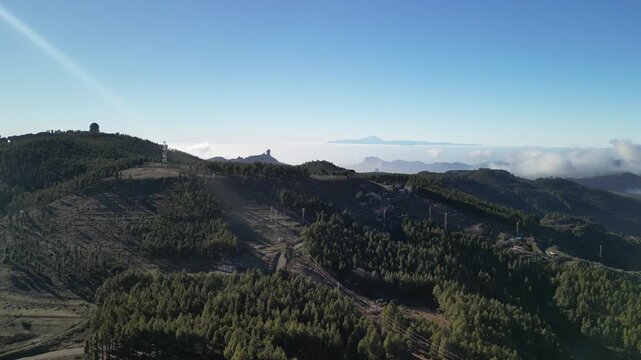Gran Canaria &ndash; Wyspy Kanaryjskie &ndash; Hiszpania &ndash; Niesamowite widoki g&oacute;rskie uchwycone dronem. Szczyty g&oacute;rskie, chmury, las, skały i g&oacute;rskie drogi.
