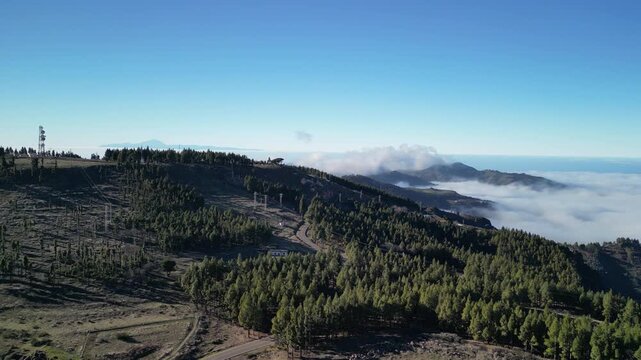 Gran Canaria &ndash; Wyspy Kanaryjskie &ndash; Hiszpania &ndash; Niesamowite widoki g&oacute;rskie uchwycone dronem. Szczyty g&oacute;rskie, chmury, las, skały i g&oacute;rskie drogi.