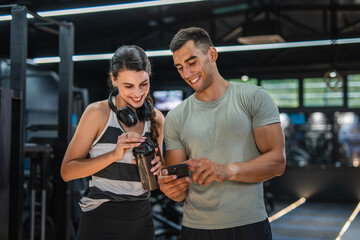 personal trainer talk to client for exercise goal plan on mobile app © Miljan Živković