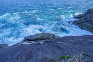 世界遺産 鬼ヶ城で見た太平洋の荒波と切り立った断崖絶壁 自然のダイナミズム