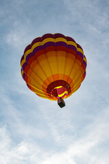 Fototapeta premium Hot air balloon flying at sunset