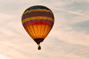 Fototapeta premium Hot air balloon flying at sunset
