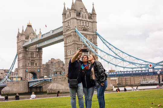 Three tourists taking a selfie on London Bridge