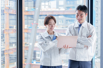 工事現場で打ち合わせをする作業員