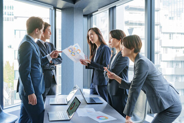 会議で喧嘩するビジネスマン男女