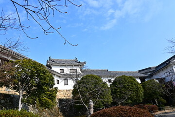 青空に映える姫路城・西の丸百間廊下の外観