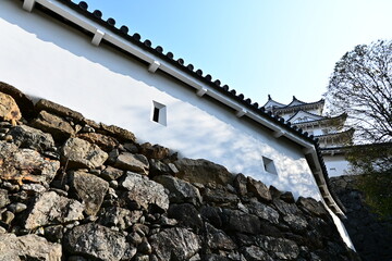 歴史を語る白壁と堅牢な石垣
