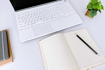 教育イメージ　パソコンと文房具　白い背景