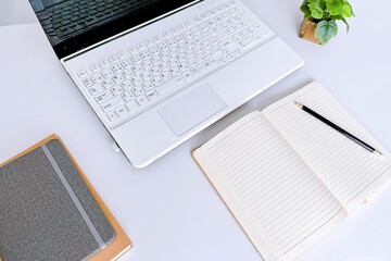 教育イメージ　パソコンと文房具　白い背景