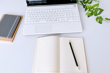 教育イメージ　パソコンと文房具　白い背景