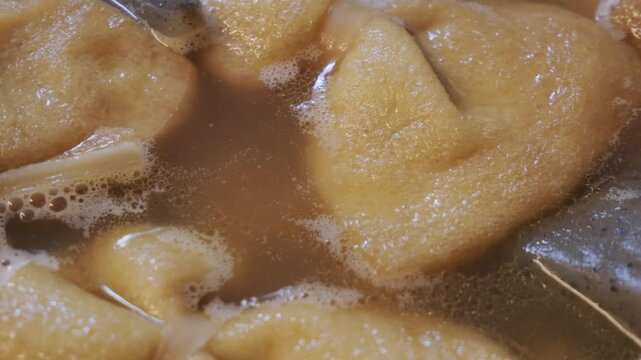 グツグツ煮立つ鍋のおでん 餅巾着 湯気立ちのぼる縦動画