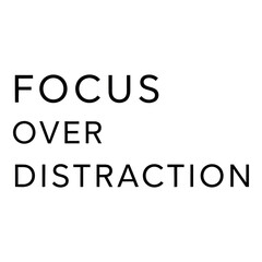 Obraz premium A minimalist typographic design featuring the motivational phrase 'Focus Over Distraction' in black text.