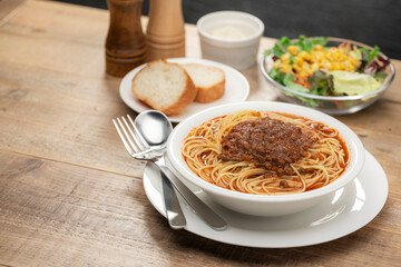ボリューム感のあるミートソースの大盛りスープパスタとコピースペース