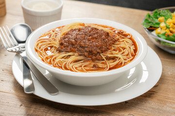 ボリューム感のあるミートソースの大盛りスープパスタ