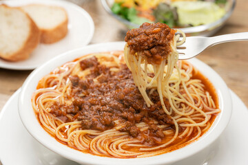 ミートソースのスープパスタをフォークで持ち上げる瞬間