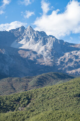 Fototapeta premium Jade Dragon Snow Mountain in Lijiang, Yunnan, China