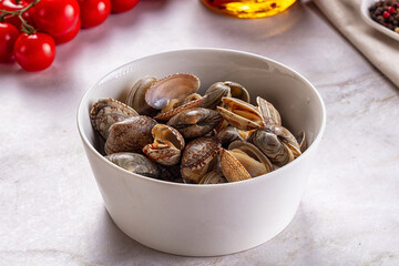 Steamed vongole clams with spices © Andrei Starostin