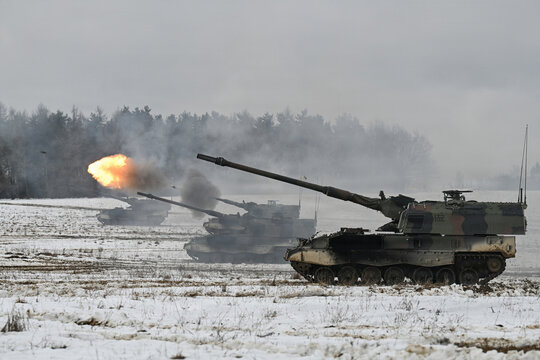 Italian soldiers fire PzH2000s during command post exercise Dynamic Front at Grafenwoehr Training Area, Germany, Feb. 9, 2026.