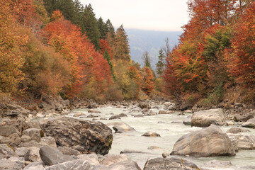 Herbstliche L&uuml;tschine im Berner Oberland