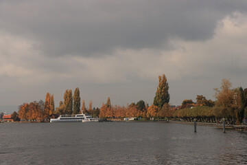 Herbstlicher Zugersee, Blick zum Alpenquai  und Bootshafen in Zug