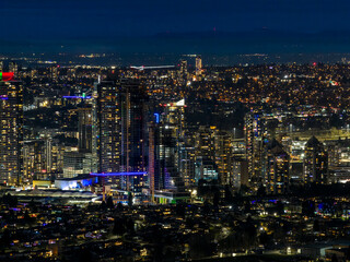 Obraz premium Nighttime Cityscape of Burnaby, BC: Skyscrapers and Bright Lights Over the Skyline